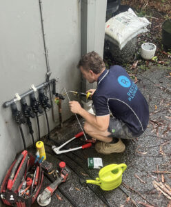 Rectify Plumbing plumber repairing outdoor plumbing connection Mount Colah